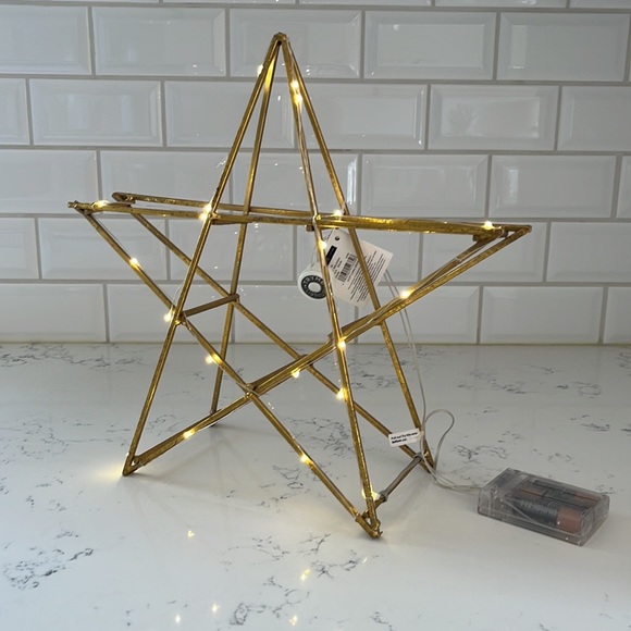 Scott Living Luxe Metal LED Star Table Decor - Picture 7 of 15